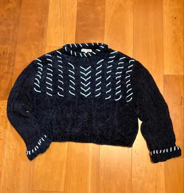 호텔 내 샵에서 구매한 뜨개질 니트 스웨터 네이비