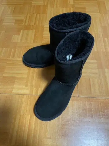 블랙 스웨이드 숏 어그 부츠