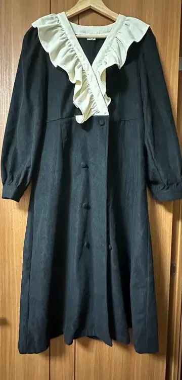 프릴 달린 블랙 긴팔 원피스