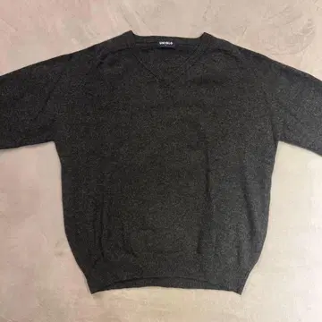 올드 유니클로 다크 그레이 V넥 스웨터