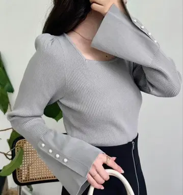 NICE CLAUP 펄 버튼 벨 슬리브 니트