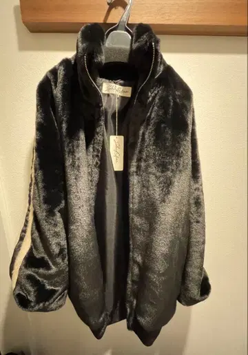 쉐어스피릿 새상품 퍼 트랙 자켓