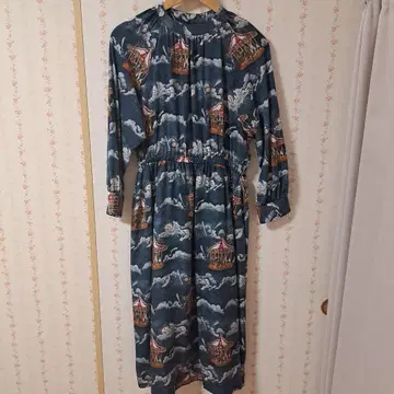 놀이공원 회전목마 패턴 긴팔 원피스