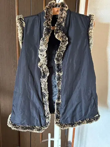 퍼가 달린 블랙 베스트