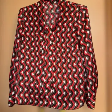 [새상품급] PINKY&DIANNE 지오메트릭 보타이 블라우스 기하학