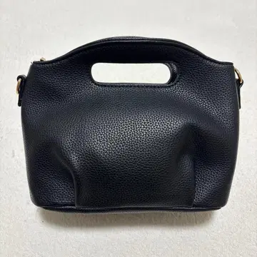 탄탄한 소재 미니 숄더백 블랙 세련된