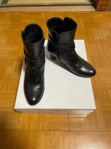 블랙 가죽 숏부츠