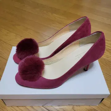 모드 에 자코모 카리노 퍼 달린 와인 레드 펌프스