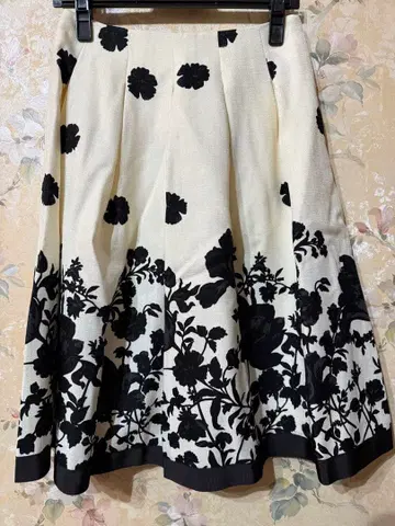 새상품 엠즈 그레이시 스커트