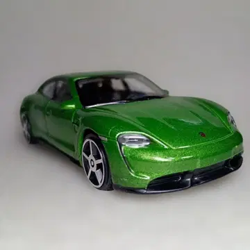 브라부 포르쉐 타이칸 터보 S 그린 메탈 1/46 스케일 미니카