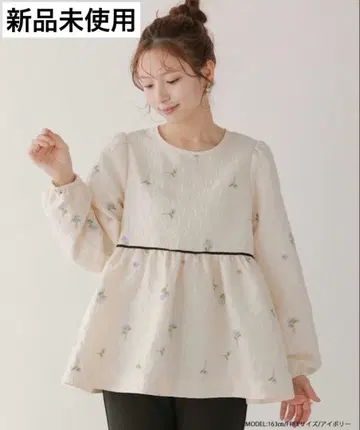 미사용 새상품 fitmore 플라워 자카드 페플럼 상의