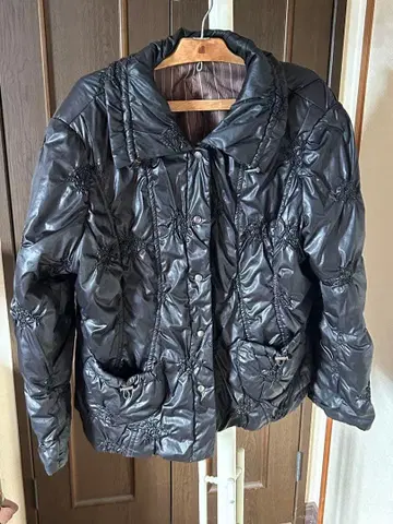 블랙 광택 점퍼, 자수 디자인