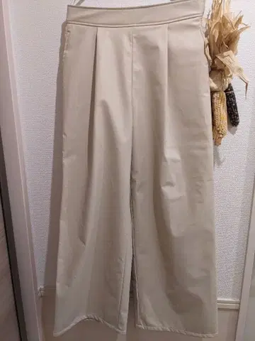 쓰리닷츠 인조 가죽 팬츠 아이보리 색상