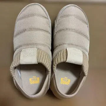 Teva 베이지 슬립온 신발