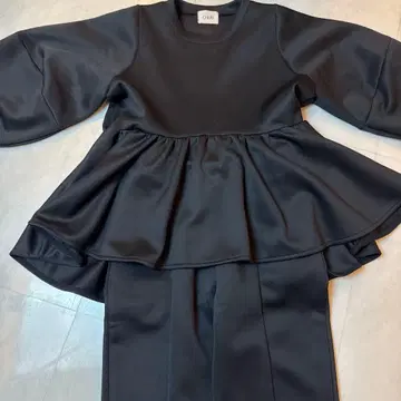 CHERI 블랙 새틴 플레어 셋업 M