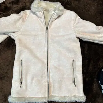 크림색 인조 모피 무스탕 코트