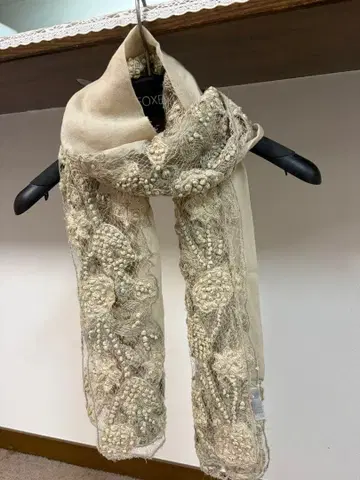 베이지 자수 스톨