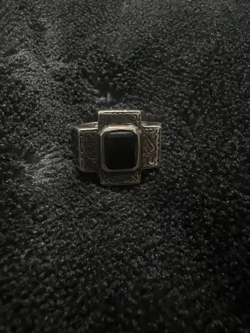 언티드 도트 바이어스 클럽 실버 크로스형 반지 흑석 포함