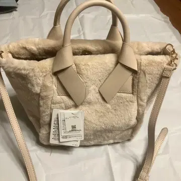 내추럴 뷰티 클래식 크림색 퍼 핸드백