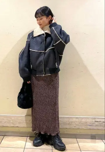 LOWRYSFARM 샤이니 벨로아 타이트 스커트