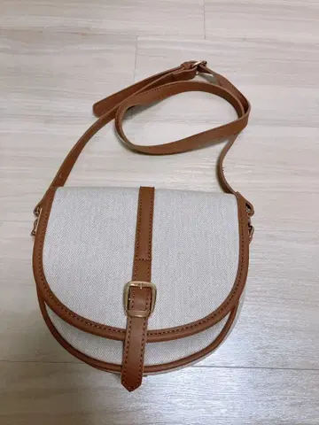 플랩 포함 숄더백 베이지 브라운