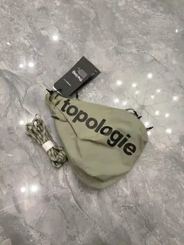 Topologie Sling 트라이앵글 메신저 백 스몰