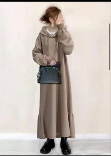 후드 부착 베이지 롱 원피스