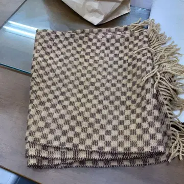 체크 무늬 머플러 베이지와 브라운