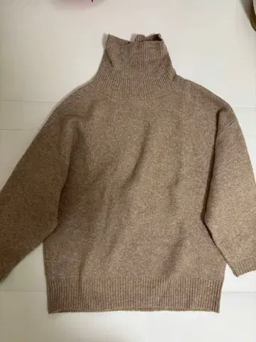 Lui's 베이지 터틀넥 스웨터