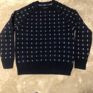 네이비 체크 무늬 니트 스웨터