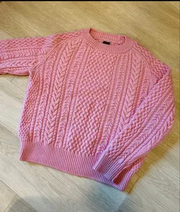 BATONER 바토너 핑크 케이블 니트 스웨터