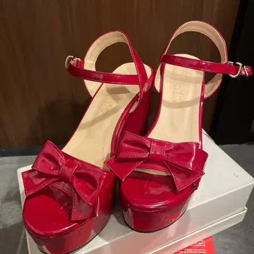 빨간색 리본 포함 플랫폼 힐 샌들