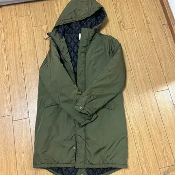 올리브 그린 후드 부착 모즈 코트