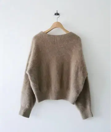 NOBLE 퍼 니트 오프숄더 풀오버 스웨터 프레임워크