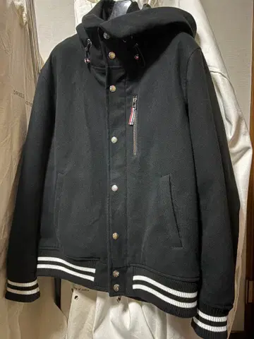 빔즈 후드 부착 바시티 자켓