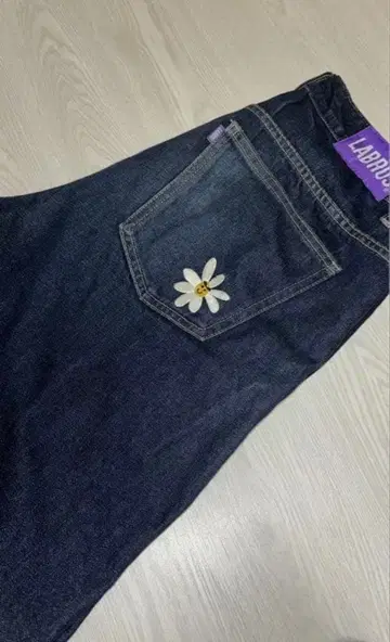 LABROS 다크 블루 데님 꽃 자수 사이즈 32