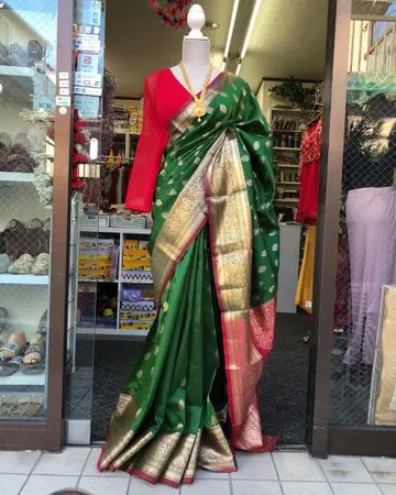 그린과 빨간색의 실크 터치 사리