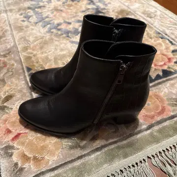 블랙 가죽 지퍼 부츠