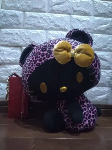 헬로키티 블랙 핑크 레오파드 무늬 봉제 인형