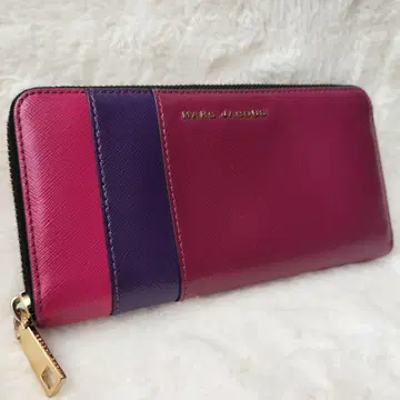 [ 선착순 ] MARC JACOBS 장지갑 보르도 컬러 라운드 지퍼