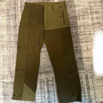 올리브 그린 사이드 버튼 워크 팬츠