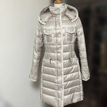 슬림해 보이는 실버 후드 부착 롱 다운 자켓