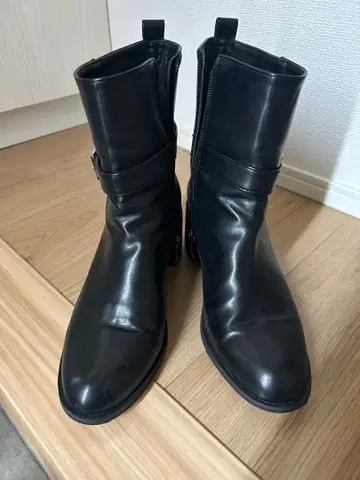 블랙 백 지퍼 부츠