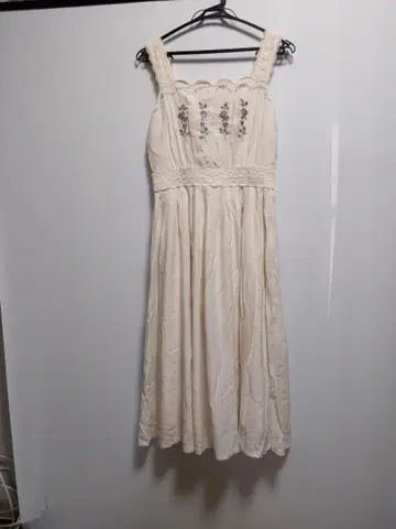 Fi.n.t 핀트 프론트 로즈 자수 오버롤 스커트