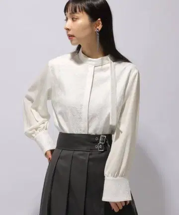 HARE 자카드 절개 보타이 셔츠