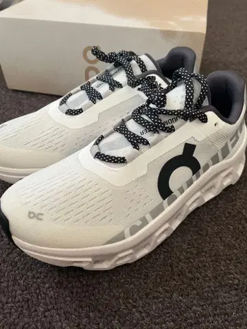 On Cloudstratus 화이트 스니커즈