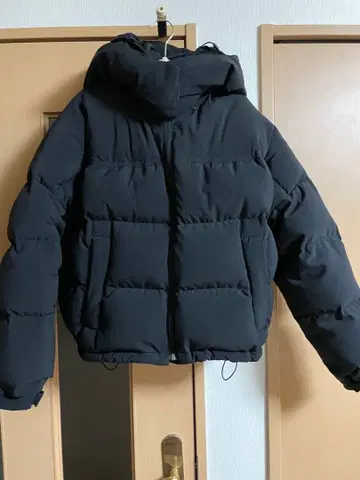 블랙 후드 탈부착 가능 다운 자켓