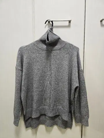 그레이 터틀넥 스웨터