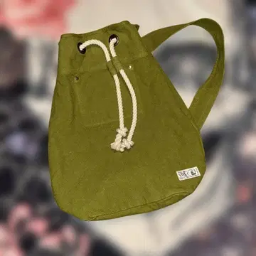 V.D.L.C 올리브 그린 드로스트링 바디 백