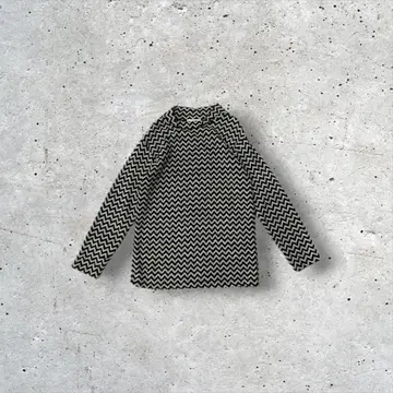 지그재그 패턴 하이넥 상의